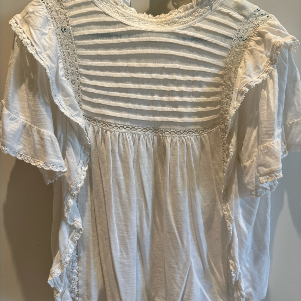 Free People White Lace Trim Flutter sleeve Blouse. Size M.